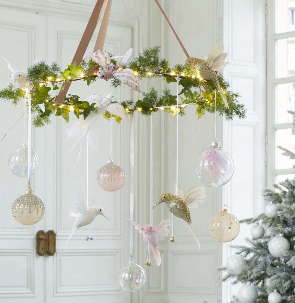 La Magie du Noël Rustique : Des Branches Transformées en Décors Enchantés